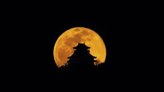 岐阜城に昇る満月
